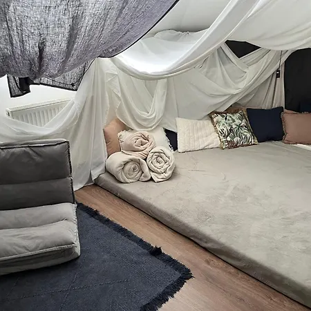Spacious Flat & Parking Possibility, 3 Stops To Wenceslav Square דירה פראג
