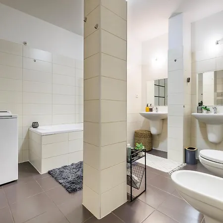 Appartement Spacious Flat & Parking Possibility, 3 Stops To Wenceslav Square Praag