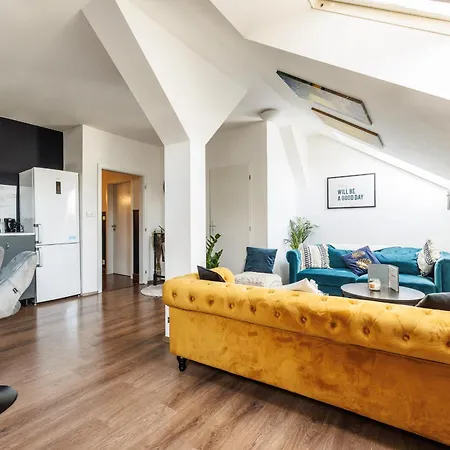 Spacious Flat & Parking Possibility, 3 Stops To Wenceslav Square Apartament *