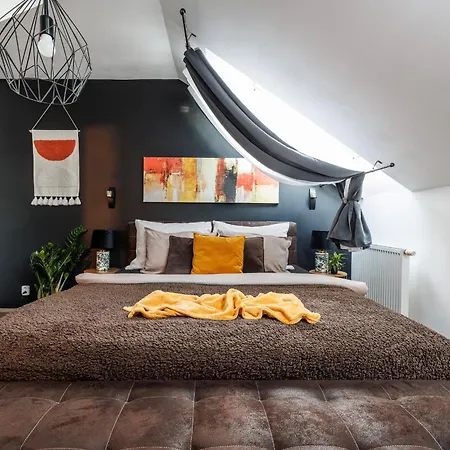 Apartament Spacious Flat & Parking Possibility, 3 Stops To Wenceslav Square *