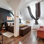 Appartement Spacious Flat & Parking Possibility, 3 Stops To Wenceslav Square Prague