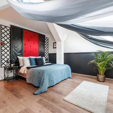 Spacious Flat & Parking Possibility, 3 Stops To Wenceslav Square شقة براغ